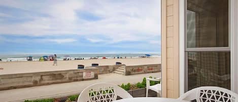 Beach front covered patio right on the Mission Beach Boardwalk  