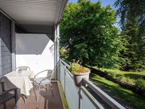 Pflanze, Gebäude, Blumentopf, Schatten, Tabelle, Baum, Gartenmöbel, Haus, Blume, Fenster
