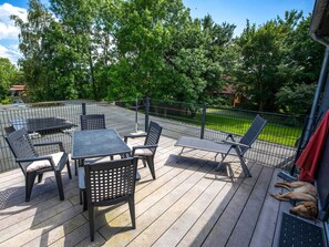 Eigentum, Himmel, Gebäude, Holz, Pflanze, Baum, Veranda, Interior Design, Gartenmöbel, Schatten