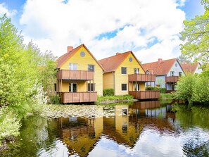 Wasser, Wolke, Pflanze, Himmel, Gebäude, Fenster, Natürliche Landschaft, Baum, Natürlichen Umgebung, Haus