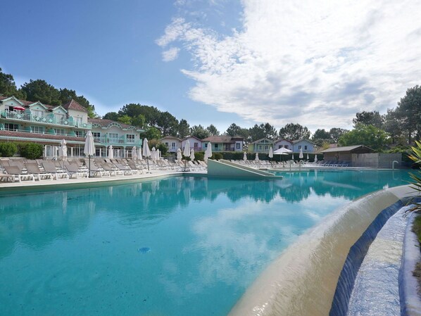 L'Eau, Ciel, Nuage, Bâtiment, Piscine, Bleu Azur, Plante, Arbre, Arecales, Loisir