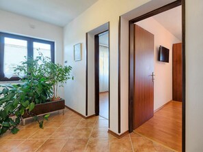 Pflanze, Eigentum, Blumentopf, Fenster, Holz, Tür, Zimmerpflanze, Interior Design, Halle