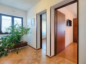 Pflanze, Eigentum, Blumentopf, Fenster, Holz, Tür, Zimmerpflanze, Interior Design, Halle