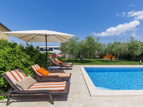 Schwimmbad, Möbel, Gartenmöbel, Sonnenliege, Regenschirm, Stuhl, Resort, Garten, Schatten, Eco Hotel
