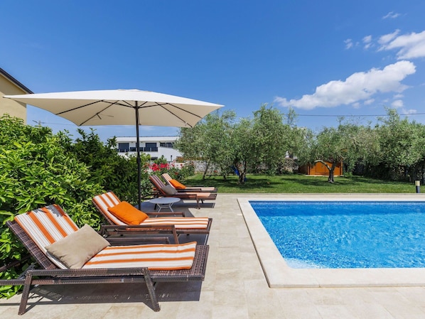 Schwimmbad, Möbel, Gartenmöbel, Sonnenliege, Regenschirm, Stuhl, Resort, Garten, Schatten, Eco Hotel