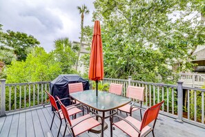 Back porch area with grill