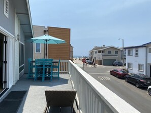 Work Remotely Two houses to the Beach with 500Mb/s WIFI throughout house and balcony!