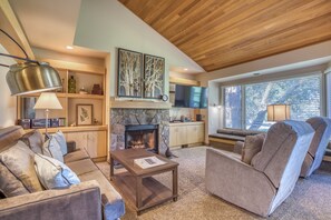 Living Room with fireplace