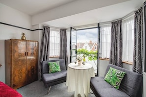 Enjoy a morning cup of tea/coffee with a fresh breeze and sunshine from the Juliet balcony