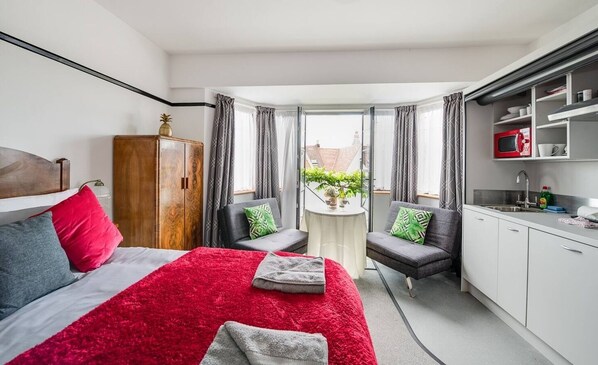 Charming Studio Retreat: Bright space with stylish decor, kitchenette, and views for relaxation!