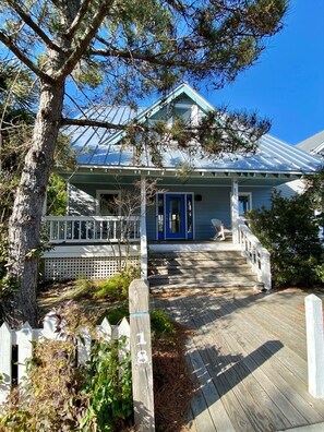 Front porch with rocking chairs 