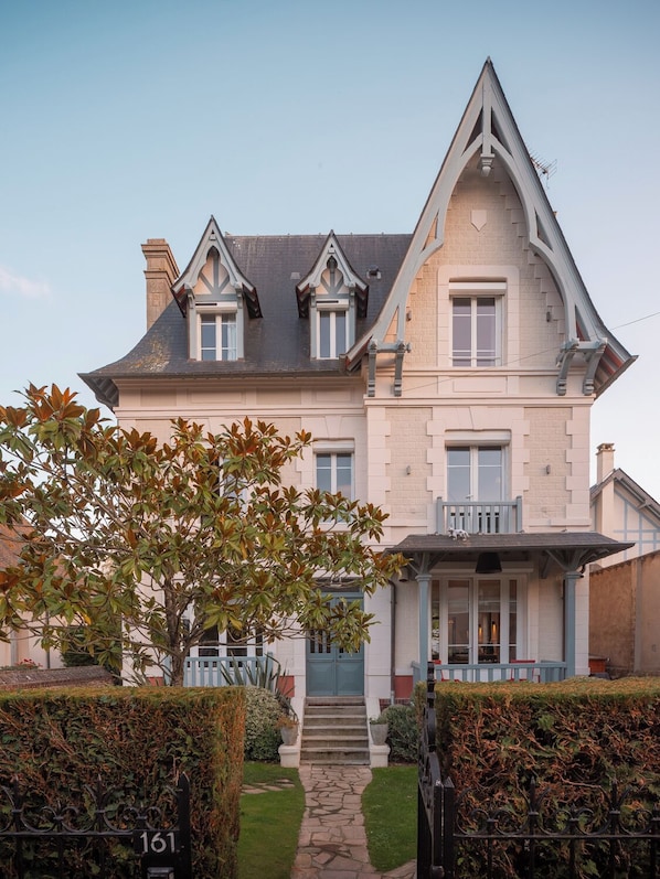 Une belle facade années 1900 pour cette villa deauvillaise rénovée au centre