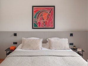 Un exemple de suite avec lit king size et douche dans la suite