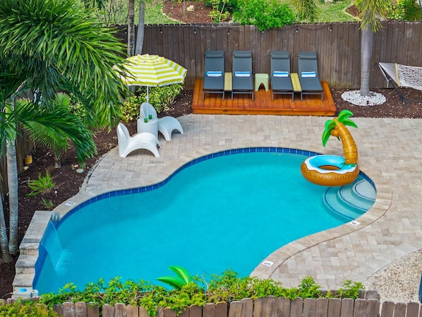 Spend relaxing days in the heated pool under the Florida sun! ☀️🏊