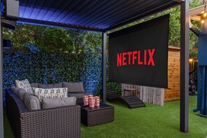 🎬🌙Cozy up for movie night under the stars — the ultimate backyard vibe.