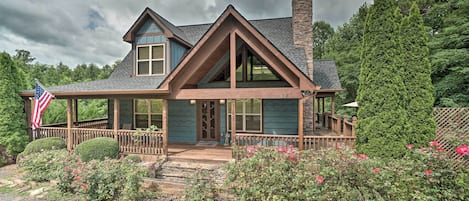 Hiawassee Vacation Rental Cabin | 2 Steps to Enter | 4BR | 3BA | 2,850 Sq Ft