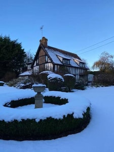 Gamekeepers Cottage rural, good for isolation walks cycling Near train to London