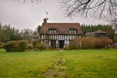 Gamekeepers Cottage rural, good for isolation walks cycling Near train to London