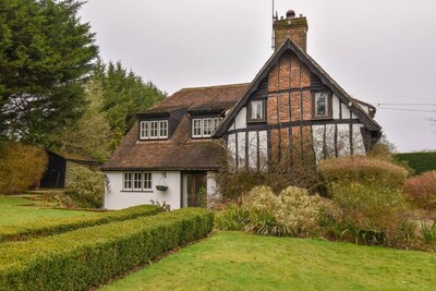 Gamekeepers Cottage rural, good for isolation walks cycling Near train to London