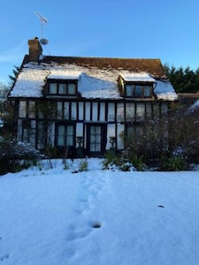 Gamekeepers Cottage rural, good for isolation walks cycling Near train to London