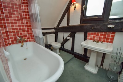 Gamekeepers Cottage rural, good for isolation walks cycling Near train to London