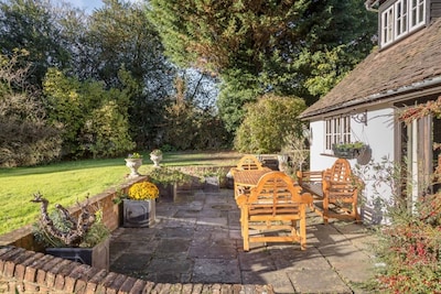 Gamekeepers Cottage rural, good for isolation walks cycling Near train to London