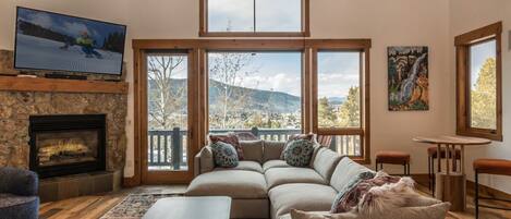 Apres Lodge North is ready to welcome you with luxe decor and huge views