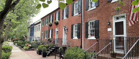 Charming Historic Old Town Alexandria street