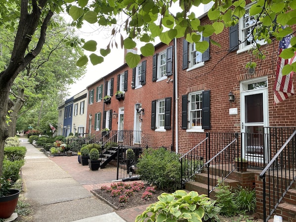 Charming Historic Old Town Alexandria street