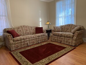 Living room w sofa bed and TV