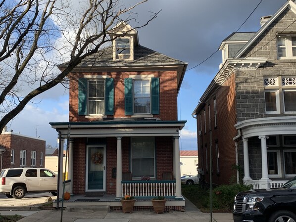 Historic Victorian, built in 1892, a short walk from the town square.