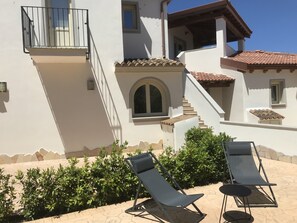 Retro della proprietà con cortile privato e scale di accesso all'appartamento 