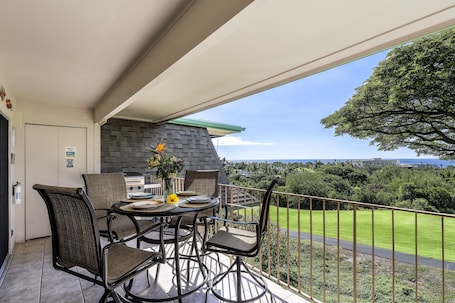 Outdoor dining for 4 guests! Ocean view backdrops