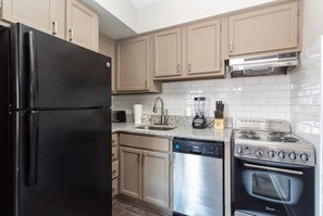 Gorgeous Kitchen With Granite Countertops!