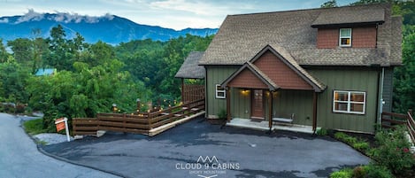 Come hang out in the smokies with comfort, views, and all the amenities