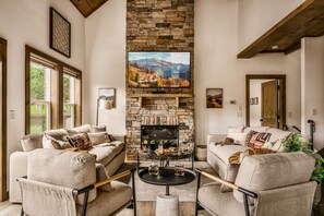 Cozy living area with seating for everyone to enjoy!