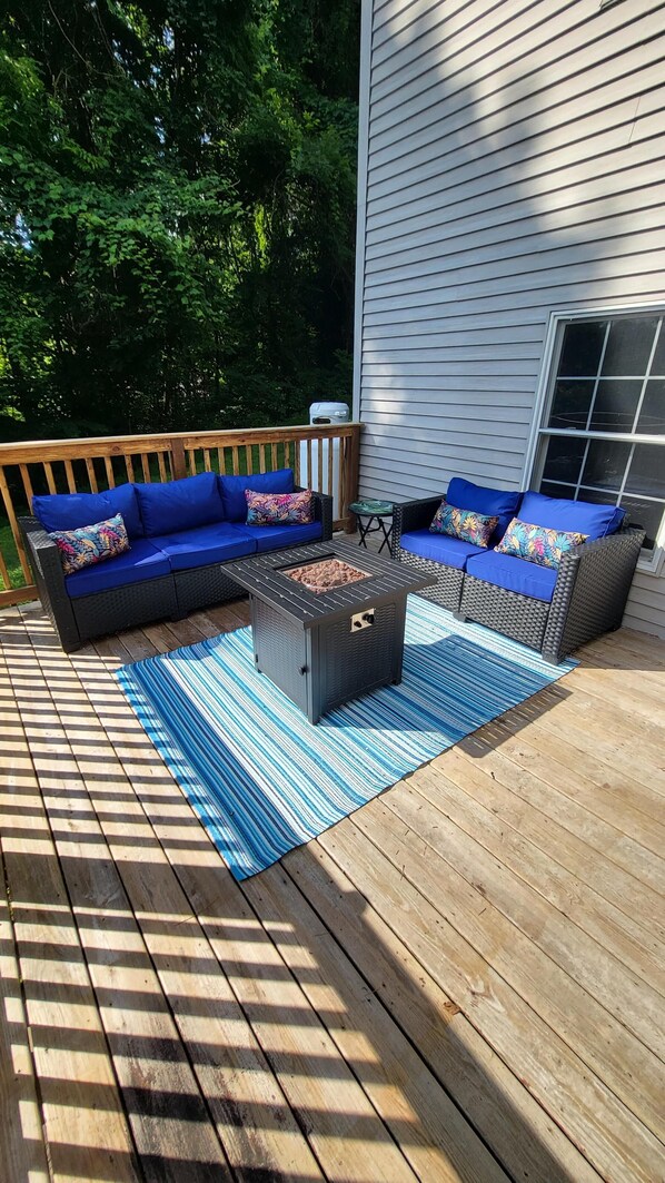 Lower deck with firepit