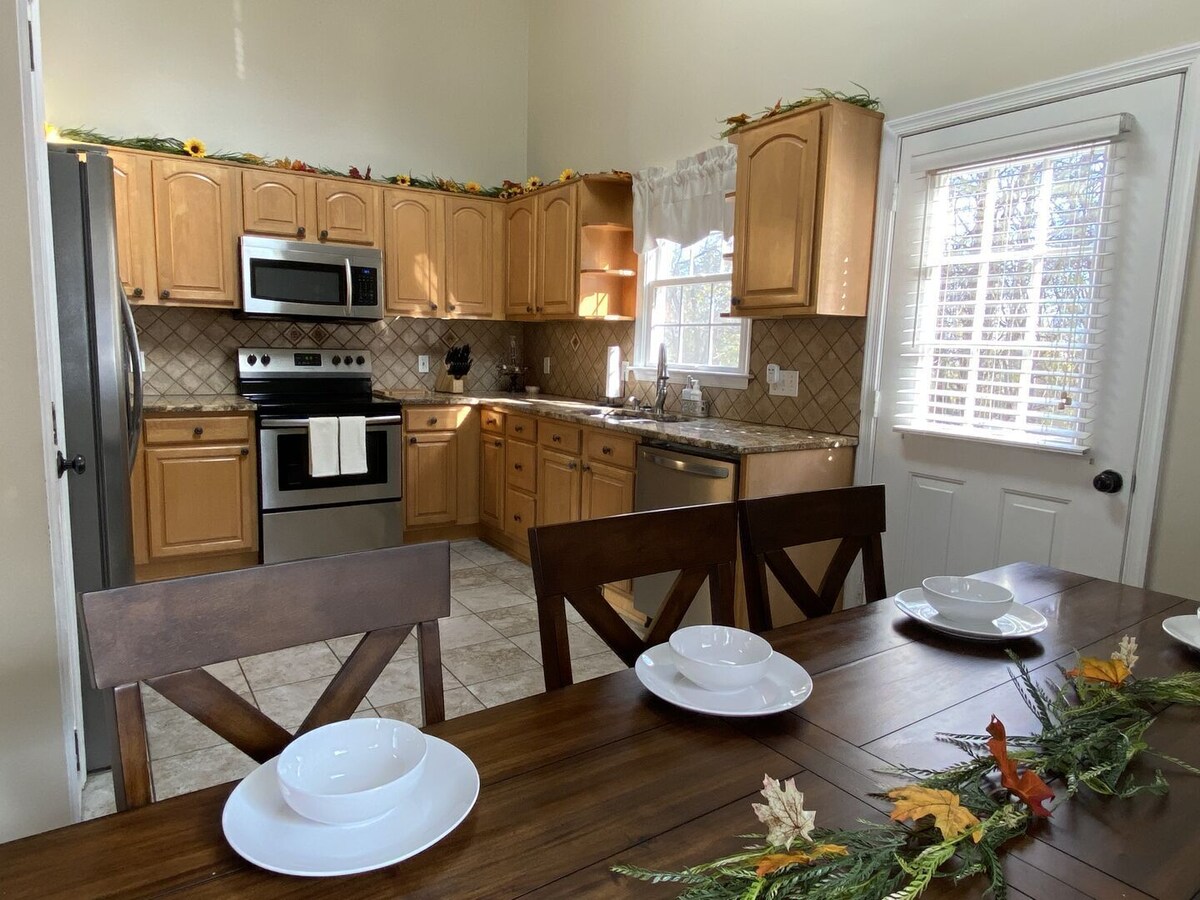 Family fun at Misty Mountain Retreat! Fire Pit! Game Room! Close 2 Waterpark!