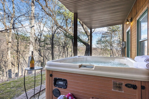 Outdoor spa tub