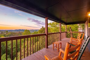 【Mountain Views】4 Story Decks with beautiful sunset views of the Great Smoky Mountains surrounding Gatlinburg, TN