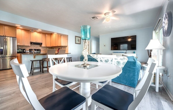 Table for 4. 
Breakfast bar in the kitchen for 4. Combined kitchen, living room and dining room area. 