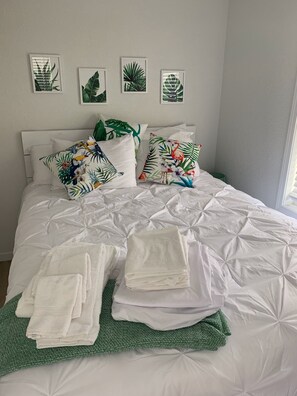 Queen Size Bedroom w table and chair