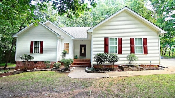 Beautify ranch plan nicely landscaped