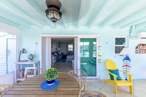 Spacious, coastal, colorful Florida room! Air conditioned, dining area!