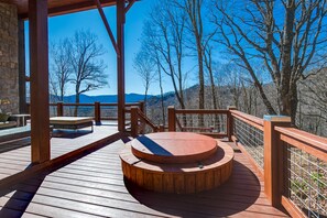 Cedar hot tub, in the middle of the forest, with long range mountain views. 