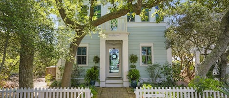 WELCOME TO TOYE COTTAGE IN SEASIDE, FL.