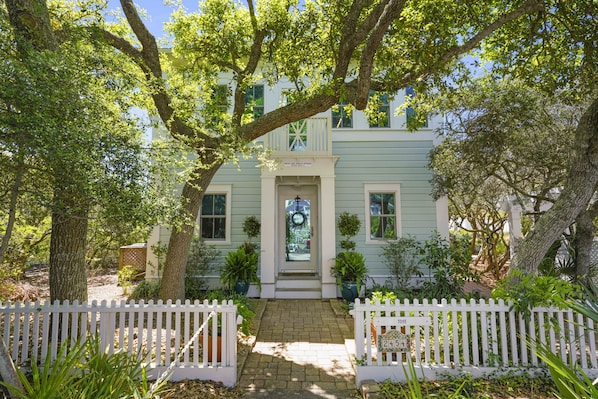 WELCOME TO TOYE COTTAGE IN SEASIDE, FL.