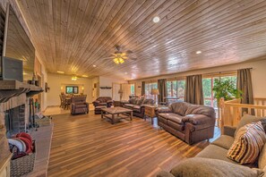Living Room 1 | Central Air Conditioning/Heat | Free WiFi