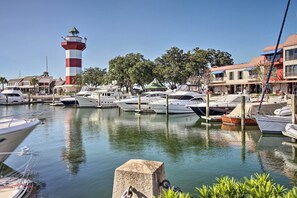 Harbour Town | Walk to Pier, Dining & Attractions