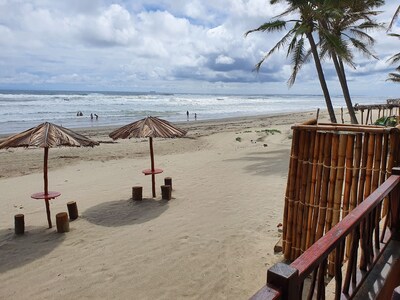 Los Bungalows en mera orilla del mar pacifico